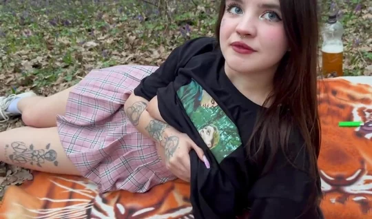 Russian bitch gives a cool blowjob to her boyfriend at a picnic...